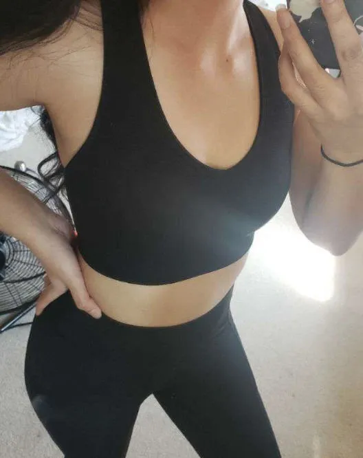 Energy Cut Out Back Sports Bra -Black